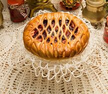 Пирог с вишней и яблоком