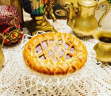 Пирог с черной смородиной и яблоком