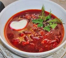 Борщ с говядиной и сметаной