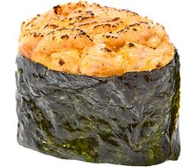 Опаленный гункан с лососем