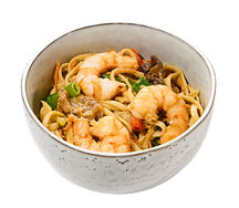 Удон с креветками в сливочно-чесночном соусе