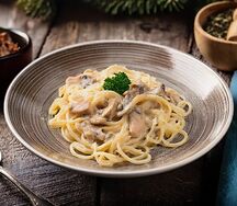 Паста с курицей и грибами в сливочном соусе