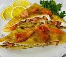 Блин с семгой и творожным сыром