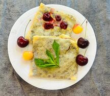 Блин с нутеллой и вишней