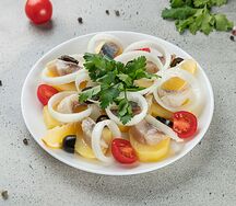 Сельдь соленая с картофелем