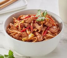 Удон с овощами , курицей и сливочным соусом