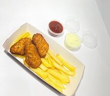 Наггетсы куриные, картофель фри, соус