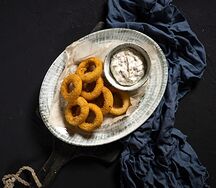 Луковые кольца с соусом тартар