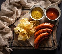Альпийские колбаски с чипсами из картофеля