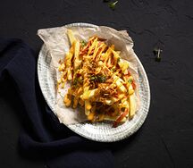 Картофель фри с колбасками пепперони и соусом чеддер