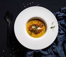 Тыквенный крем-суп с креветками и пепперони