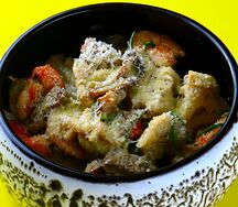 Креветки с цветной капустой, шампиньонами в сливках и соусом песто