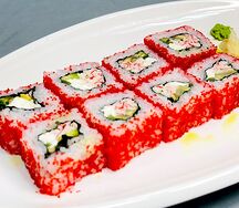Ролл с нежным крабом и авокадо