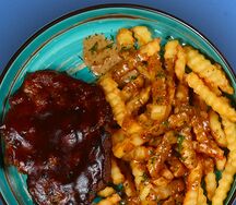 Шейка свиная в соусе BBQ с картофелем фри и перечным соусом