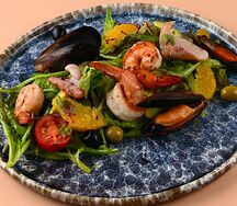 Микс-салат с морепродуктами
