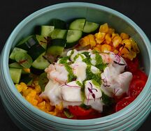 Поке с морепродуктами и сливочным айоли