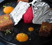 Брауни с черной меренгой, облепихой и сорбетом