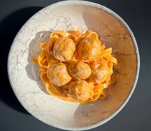 Макароны с фрикадельками из цыпленка и сыром