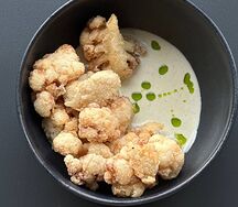 Цветная капуста в кляре с соусом из голубого сыра