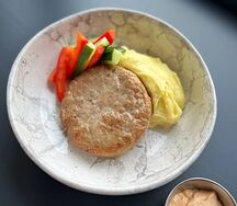 Котлета из индейки с ванильным картофельным кремом и сырным соусом
