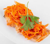 Кета, запеченная под овощами