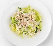 Салат с курицей и кунжутным соусом