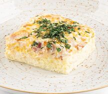 Омлет с копченым беконом и сыром
