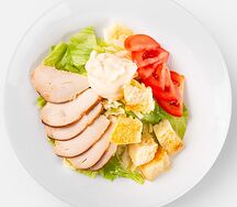 Салат Цезарь с курицей домашнего копчения