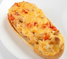 Горячий бутерброд с курицей и помидором