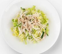 Салат с курицей и кунжутным соусом