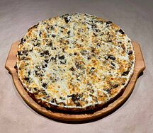 Пицца с копченой колбасой и грибами