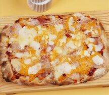 Пицца с беконом и ветчиной