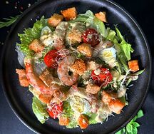 Салат Цезарь с креветками