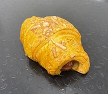 Круассан с сосиской и соусом