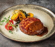 Котлета из говядины, начиненная орехами и сухофруктами, с молодым картофелем