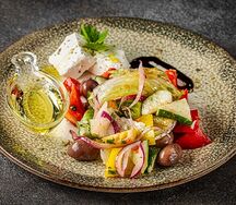 Салат из свежих овощей с брынзой и трюфельным маслом