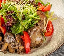 Теплый салат с куриной печенью