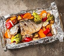 Сибас, запеченный с овощами