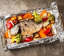 Дорадо, запеченная с овощами