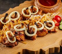 Куриные крылья на углях, с картофелем пай и соусом тартар