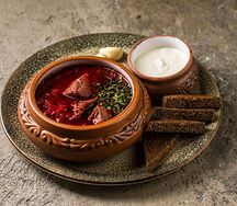 Борщ с говядиной и сметаной