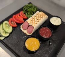 Две куриные сосиски в лаваше с овощами