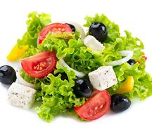 Салат с фетаксой и маслинами