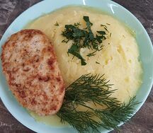 Картофельное пюре с куриной котлетой