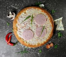 Пицца с ветчиной и сыром