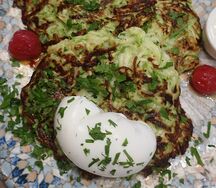 Оладьи из кабачков с яйцом пашот и маринованными черри