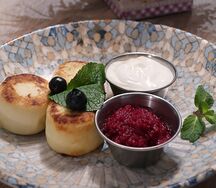 Сырники ванильные с джемом и сметаной