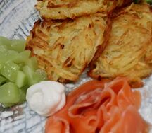 Драники с форелью и малосольным огурцом