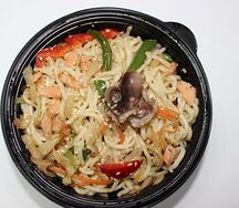 Лосось и кальмар в сливочном соусе с пшеничной лапшой
