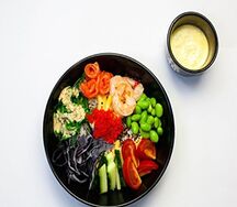 Поке с лососем, креветкой и икрой масаго